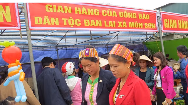 Gian hàng người Đan Lai trong Hội chợ phiên đầu xuân tại xã Môn Sơn.
