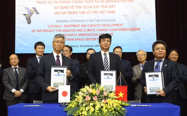 Đại diện Trung tâm Vũ trụ Việt Nam (Viện Hàn lâm KHCN Việt Nam) và Tập đoàn Sumitomo (Nhật Bản) ký kết gói thầu