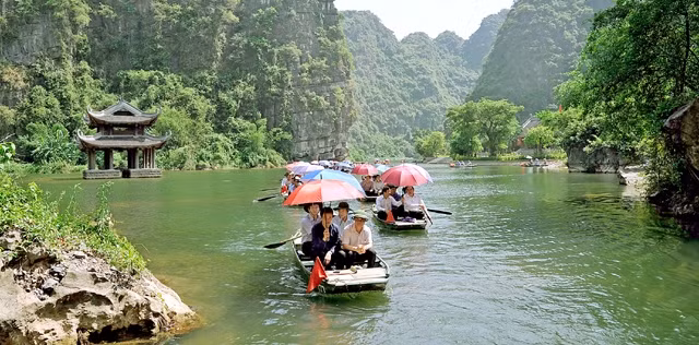 Khách du lịch tham gia tua du lịch về nguồn thăm Hành cung Vũ Lâm trong quần thể danh thắng Tràng An.