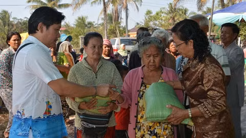 Hội người Campuchia gốc Việt Nam tỉnh Koh Kong hỗ trợ bà con nghèo đón Tết