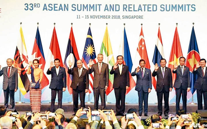Các nhà lãnh đạo tại Hội nghị cấp cao ASEAN lần thứ 33 tại Xin-ga-po.