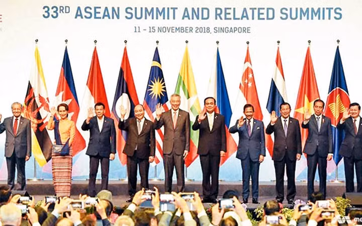 Các nhà lãnh đạo tại Hội nghị cấp cao ASEAN lần thứ 33 tại Xin-ga-po.