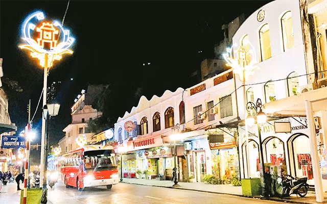 Trang trí hình Khuê Văn Các bằng đèn led trên phố Tràng Tiền (quận Hoàn Kiếm).