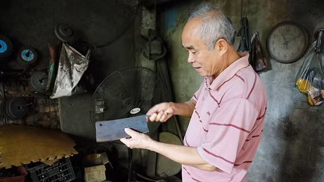 Ông Đoán giới thiệu sản phẩm dao được đăng ký thương hiệu mang tên ông.