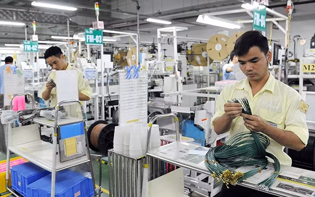 Sản xuất các loại dây dẫn điện trong ô-tô và xe máy ở Công ty TNHH Hệ thống dây dẫn Sumi Việt Nam (SVWS), có 100% vốn đầu tư của Nhật Bản tại Khu công nghiệp Đồng Văn II, huyện Duy Tiên