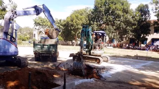 Động thổ xây dựng bể bơi phòng, chống đuối nước cho trẻ em ở ba xã nghèo của huyện Bình Sơn.