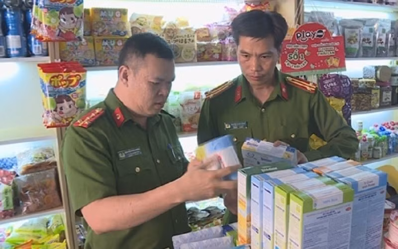 Lực lượng cảnh sát chống buôn lậu, hàng giả, xâm phạm sở hữu trí tuệ Phòng Cảnh sát kinh tế Công an tỉnh Đắk Lắk kiểm tra cửa hàng kinh doanh của bà T trên đường Phan Bội Châu, TP Buôn Ma Thuột.