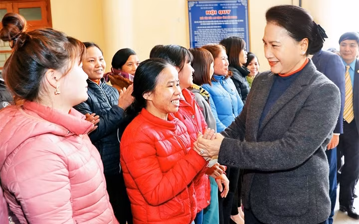 Chủ tịch Quốc hội Nguyễn Thị Kim Ngân thăm hỏi, tặng quà cho hơn 400 công nhân, người lao động có hoàn cảnh khó khăn trên địa bàn tỉnh Hải Dương.
