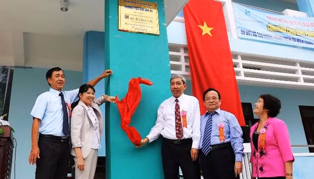 Gắn biển công trình cộng đồng phòng tránh thiên tai Trường tiểu học Vân An