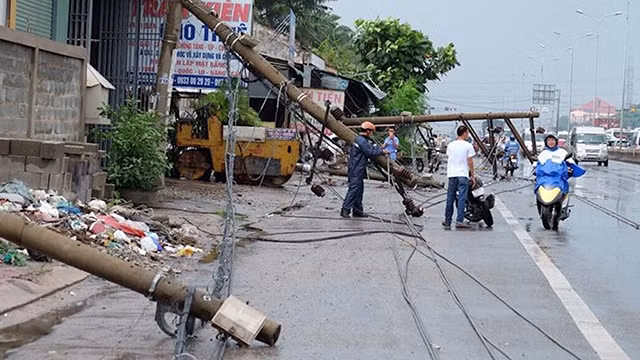 Nhiều cột điện bị gãy xuống Quốc lộ 51. (Ảnh CTV)