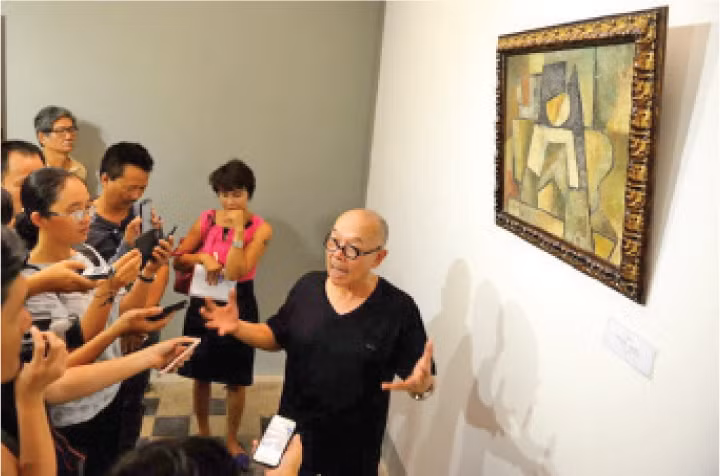 Nhà điêu khắc Phan Gia Hương (áo hoa) khẳng định bức tranh Trừu tượng là của họa sĩ Thành Chương (áo đỏ). 