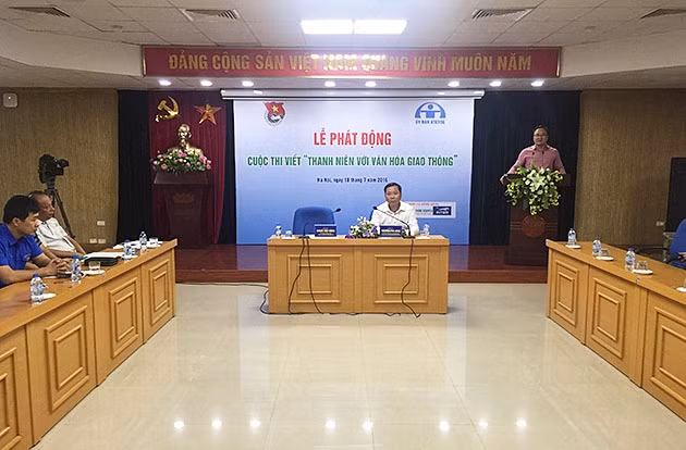 Các đồng chí Nguyễn Phi Long (áo trắng) và Khuất Việt Hùng (áo tối màu) tại Lễ phát động Cuộc thi.