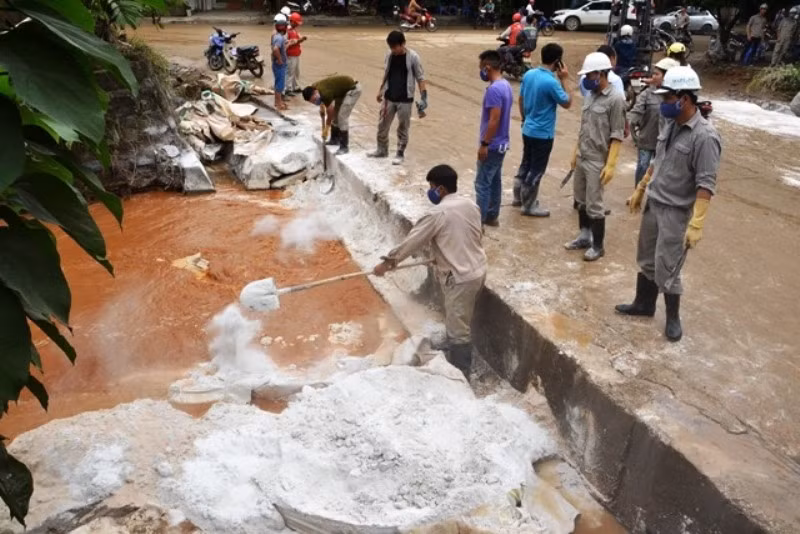 Sử dụng vôi bột để trung hòa a-xít nước thải tràn ra môi trường.