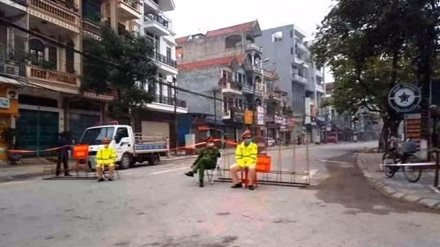 Lực lượng công an TP Bắc Giang chốt chặn trên đường Lê Lợi trong diễn tập.