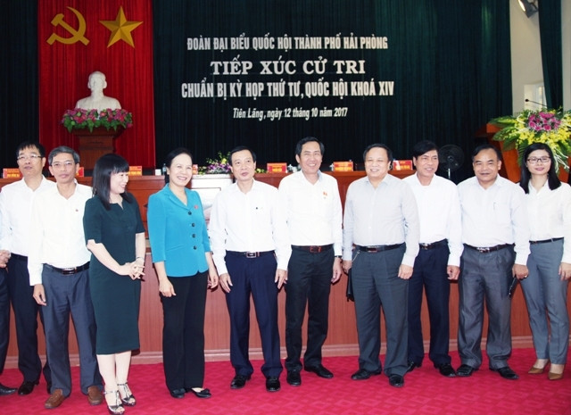 Đồng chí Thuận Hữu, Ủy viên T.Ư Đảng, Tổng Biên tập Báo Nhân Dân, Chủ tịch Hội Nhà báo Việt Nam cùng Đoàn đại biểu QH TP Hải Phòng tiếp xúc cử tri tại huyện Tiên Lãng.