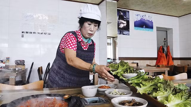 Một người cao tuổi Hàn Quốc chia sẻ video nấu ăn lên YouTube. Ảnh: AP