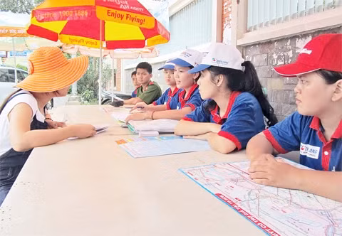 Tại nhà ga, bến xe, đường phố, cổng trường... luôn có lực lượng áo xanh tình nguyện túc trực để đưa đón thí sinh đến địa điểm thi, tìm nhà trọ giá rẻ, tư vấn kinh nghiệm... hoàn toàn miễn phí.