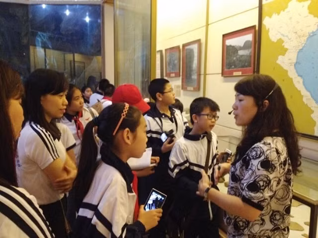 Học sinh Trường THCS Pascal trải nghiệm thực tế tại Bảo tàng Lịch sử Việt Nam.