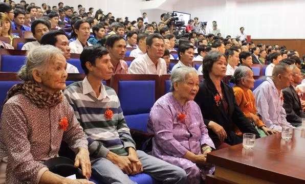 Thân nhân của các liệt sĩ Đà Nẵng hy sinh trong trận Gạc Ma.