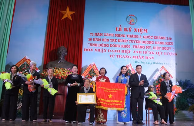 Chủ tịch Quốc hội Nguyễn Thị Kim Ngân trao danh hiệu “Anh hùng Lực lượng vũ trang nhân dân” cho đại diện ĐQTD.