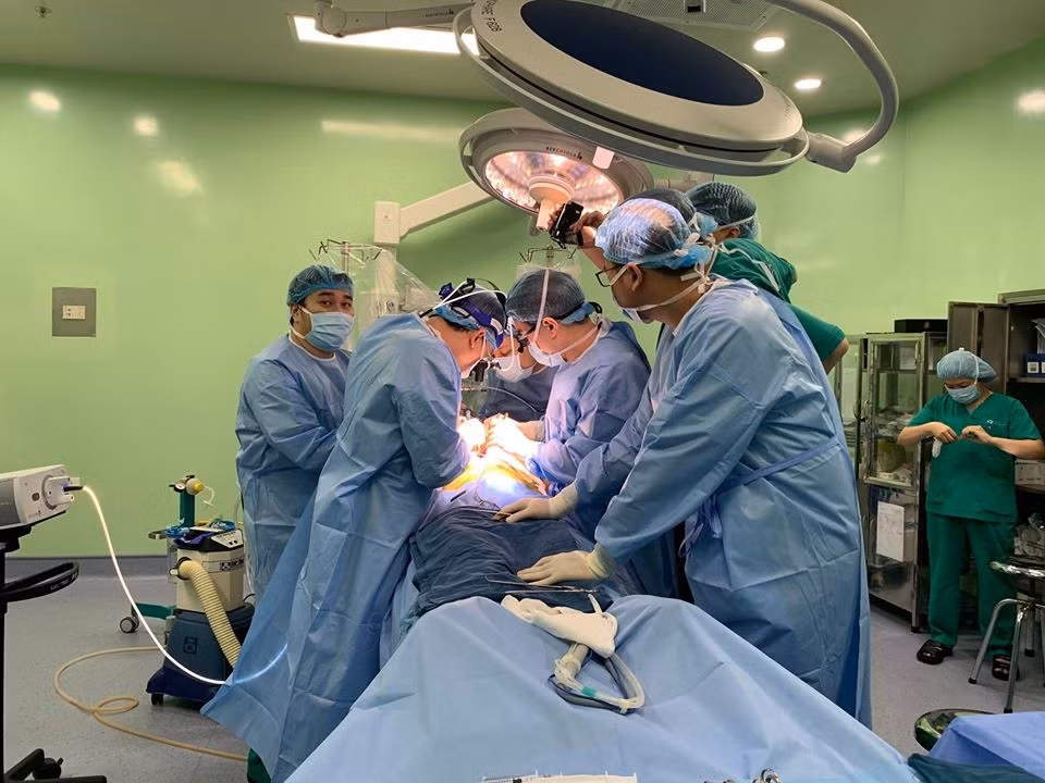 Các bác sĩ tiến hành ghép gan cho bệnh nhi.