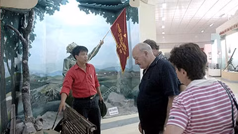 Khách du lịch quốc tế thăm Bảo tàng Chiến thắng lịch sử  Ðiện Biên Phủ.         Ảnh: VŨ LỢI