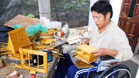 Anh Lê Văn Hóa đang ghép tăm tre thành các sản phẩm mỹ nghệ.