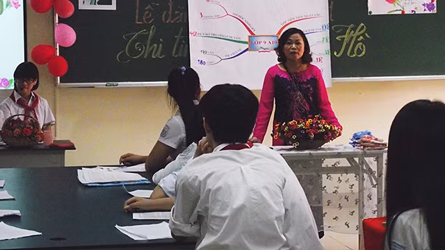 Hiện nay, giáo viên là ngành nghề thu nhập không cao nhưng lại phải chịu nhiều áp lực.