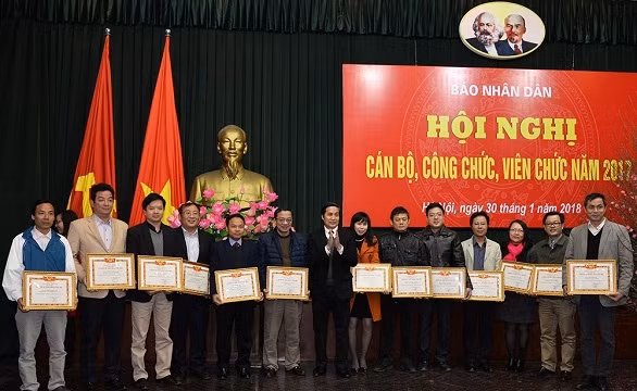 Các cán bộ, phóng viên, nhân viên được khen tặng tại hội nghị. (Ảnh: THỦY NGUYÊN)