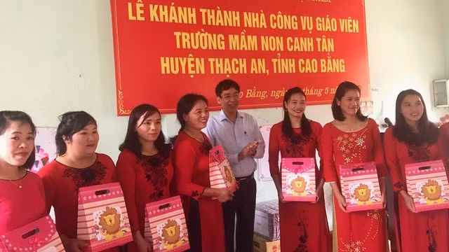 Niềm vui của các cô giáo Trường mầm non Canh Tân trong ngày bàn giao công trình nhà công vụ.
