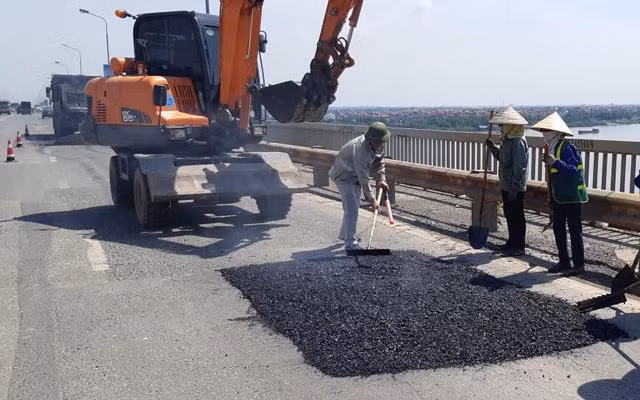 Vá hơn 1.800 m2 lớp thảm mặt cầu Thăng Long bị hư hỏng