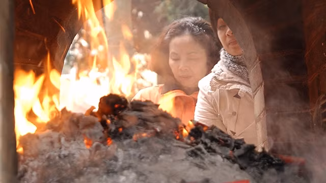 Đốt vàng mã tràn lan gây lãng phí và ô nhiễm môi trường. Ảnh: SONG ANH