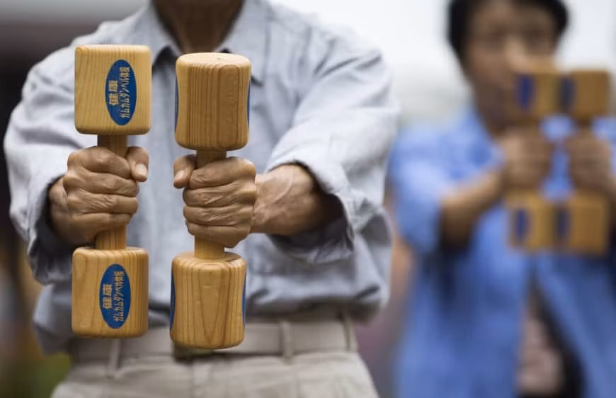 Nhật Bản đang phải đối mặt với tình trạng già hóa dân số nhanh chóng dẫn tới thiếu hụt lao động (Ảnh: Bloomberg)