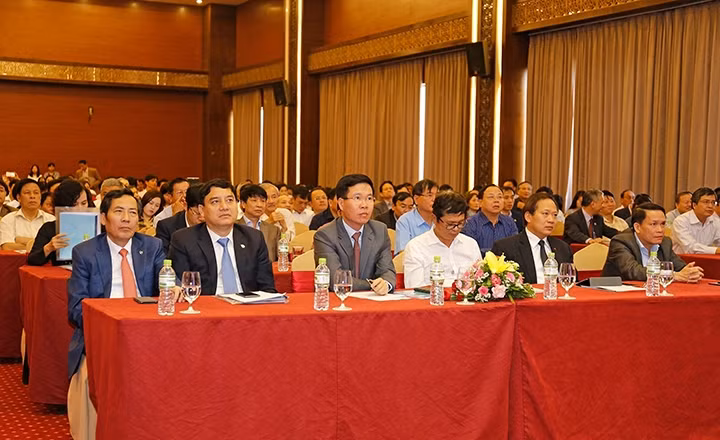 Đồng chí Võ Văn Thưởng và các đại biểu tại hội nghị toàn quốc Hội Nhà báo Việt Nam. Ảnh: BÍCH HUỆ (TTXVN)