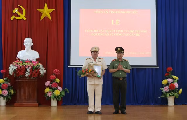 Thượng tướng Nguyễn Văn Thành trao quyết định của Bộ trưởng Công an cho Đại tá Trần Thắng Phúc.