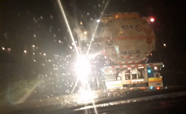 Nhiều phương tiện “độ” đèn led, xenon gây chói mắt cho người đi ngược chiều, tiềm ẩn nguy cơ gây tai nạn.