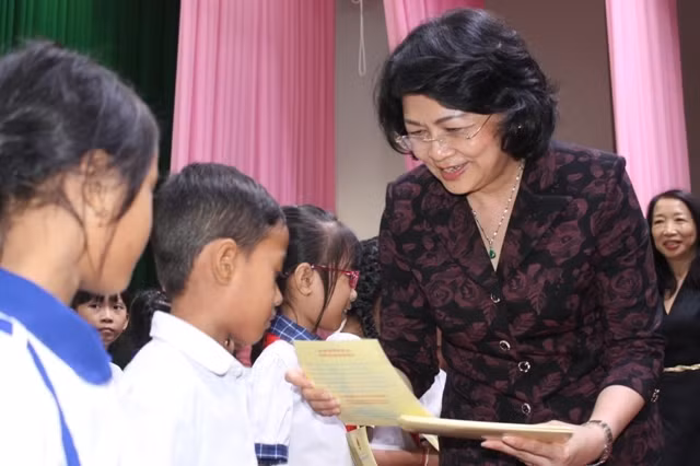 Phó Chủ tịch nước Đặng Thị Ngọc Thịnh trao học bổng cho học sinh nghèo vượt khó tỉnh Sóc Trăng.