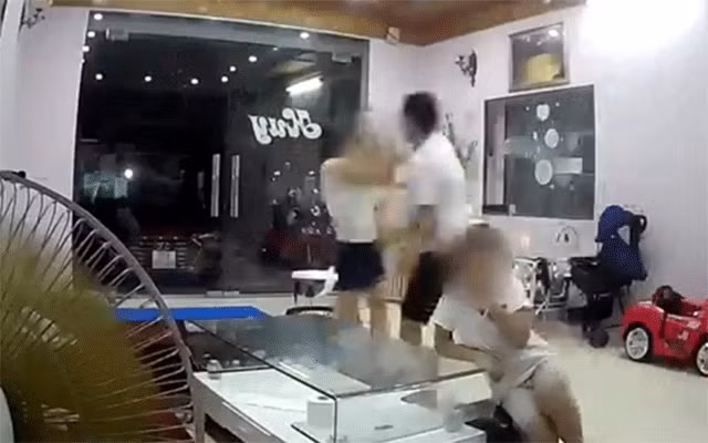 Hình ảnh người chồng ở thành phố Bắc Cạn đánh vợ trước mặt con nhỏ xảy ra gần đây gây phẫn nộ dư luận (Ảnh: Internet).