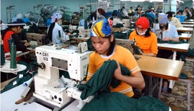 May quần áo xuất khẩu ở Công ty Dệt may Hoàng Thị Loan (Nghệ An).   