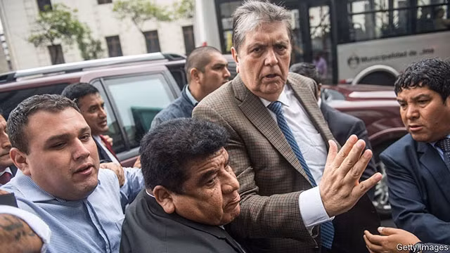 Cựu Tổng thống Peru Alan García đến Văn phòng công tố viên ở TP Lima ngày 15-11-2018. Ảnh: THE ECONOMIST