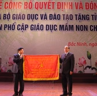 Phó Thủ tướng Nguyễn Thiện Nhân trao cờ đạt chuẩn PCGDMN cho lãnh đạo tỉnh Bắc Ninh.