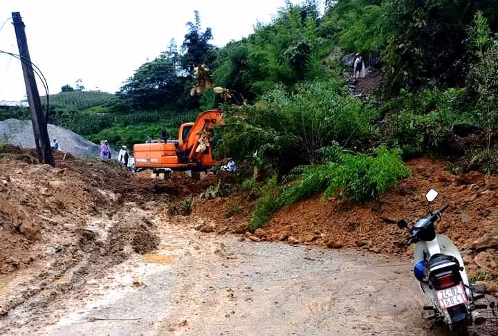 Sạt lở đất đá gây tắc đường ở thôn Sử Pán 1, huyện Sa Pa (Lào Cai). (Ảnh: QUỐC HỒNG)