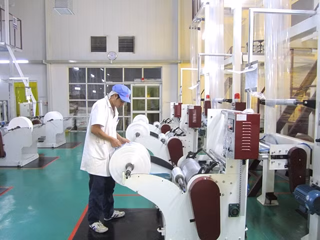 Công ty cổ phần Nhựa Hưng Yên chú trọng đầu tư trang thiết bị, dây chuyền công nghệ hiện đại, nguyên liệu nhập từ nước ngoài, cho nên không xả khói và nước thải ra môi trường.