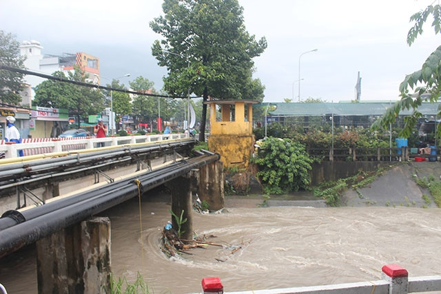 Khu vực nạn nhân bị rơi xuống suối.