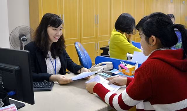 Cán bộ Sở Tư pháp tỉnh Quảng Ninh hướng dẫn người dân thực hiện các thủ tục hành chính.