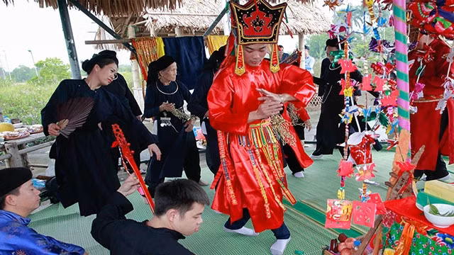Thực hành then vừa được UNESCO ghi danh trong danh sách di sản văn hóa phi vật thể đại diện cho nhân loại. Ảnh: VIỆT CƯỜNG