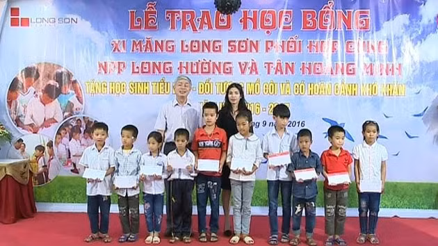 Đại diện Công ty và Hội Khuyến học tỉnh Thanh Hóa trao học bổng cho học sinh.