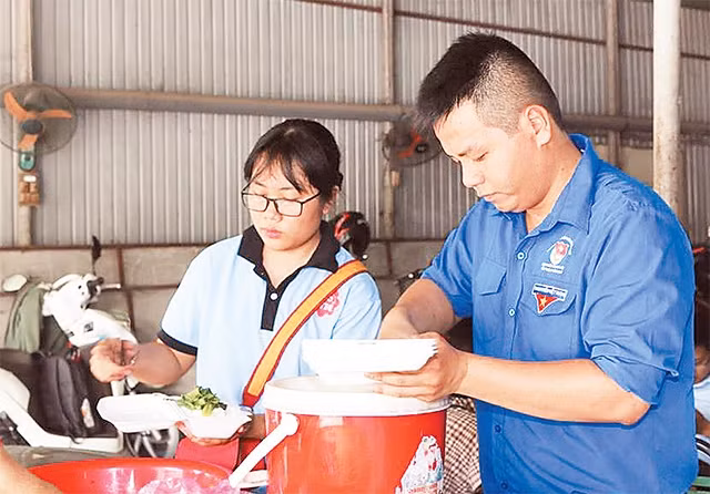 Phạm Hữu Lộc chuẩn bị những phần cơm miễn phí cho người khó khăn.