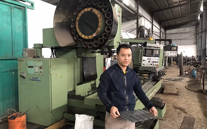 Để tiết kiệm chi phí và đạt được hiệu quả đầu tư, nhiều doanh nghiệp vừa và nhỏ quan tâm giải pháp nhập dây chuyền thiết bị đã qua sử dụng. Trong ảnh: Máy cắt CNC tại Công ty TNHH Hoàn Cầu (Nghệ An).