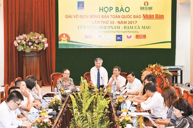 Đồng chí Phan Huy Hiền, Phó Tổng Biên tập Báo Nhân Dân, Trưởng Ban Chỉ đạo giải phát biểu kết luận cuộc họp. Ảnh: THỦY NGUYÊN